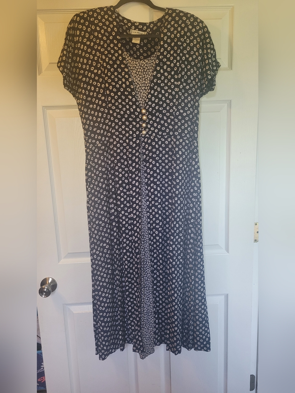 Vintage 90s  Short-Sleeve Floral Dress. 100 % Rayon. Size 9/10
